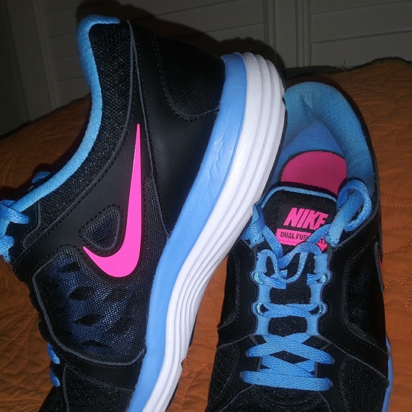 Nike Shoes - Nike Dual Fusion